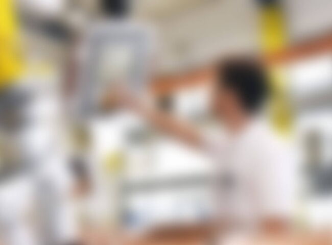 Mitarbeiter bedient einen Computer einer Fertigungsanlage